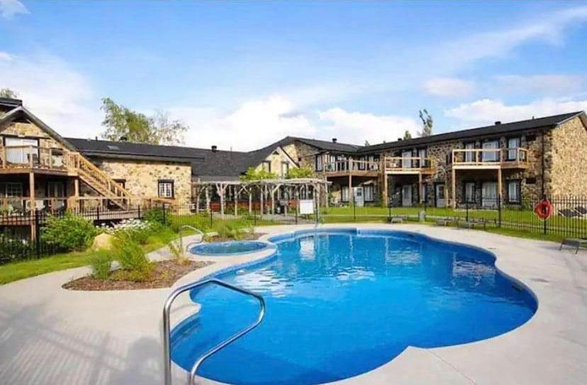 Condo Hotel Au Pied Du Mont Orford Ngoại thất bức ảnh